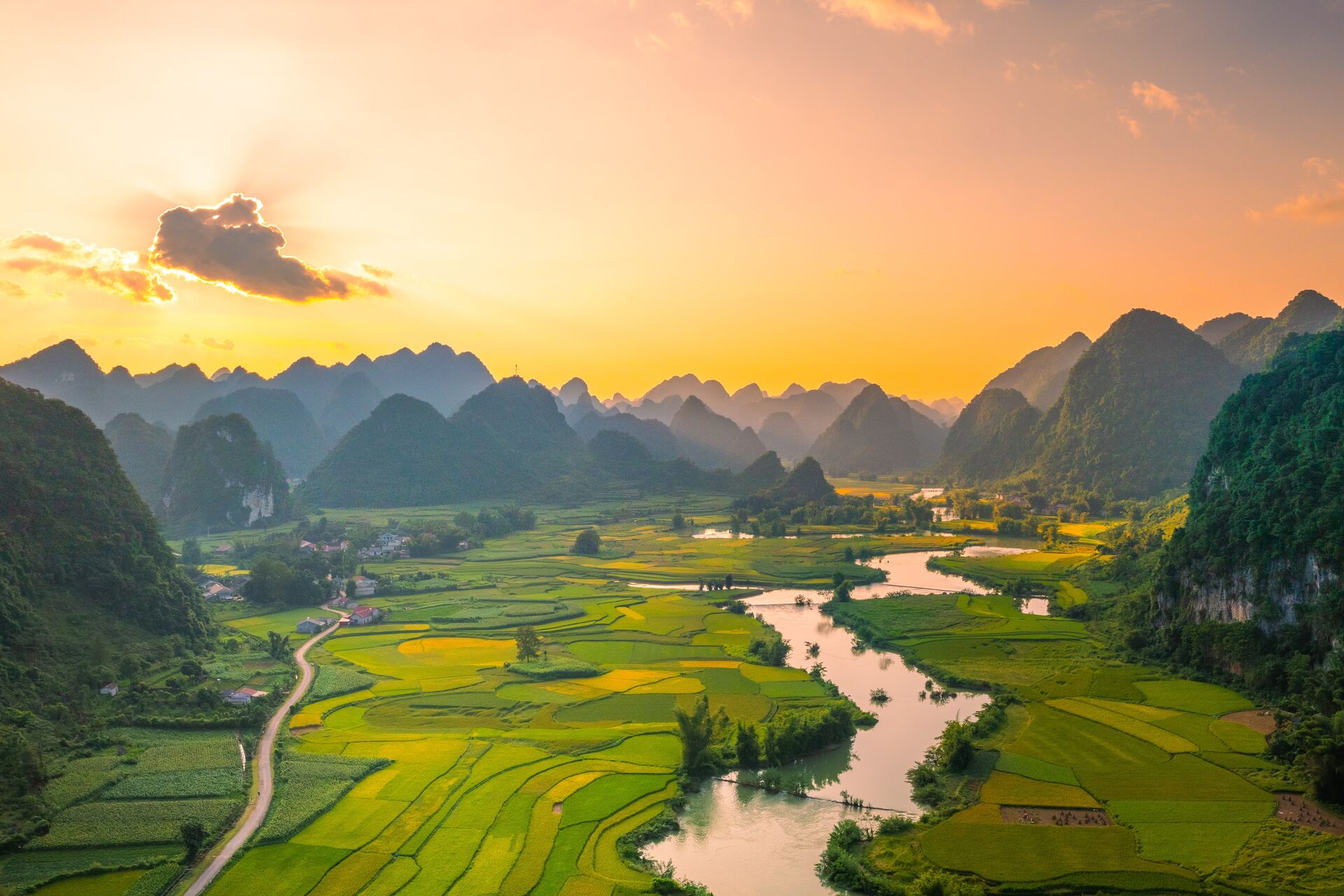 Cycle the incredible Phong Nam Valley